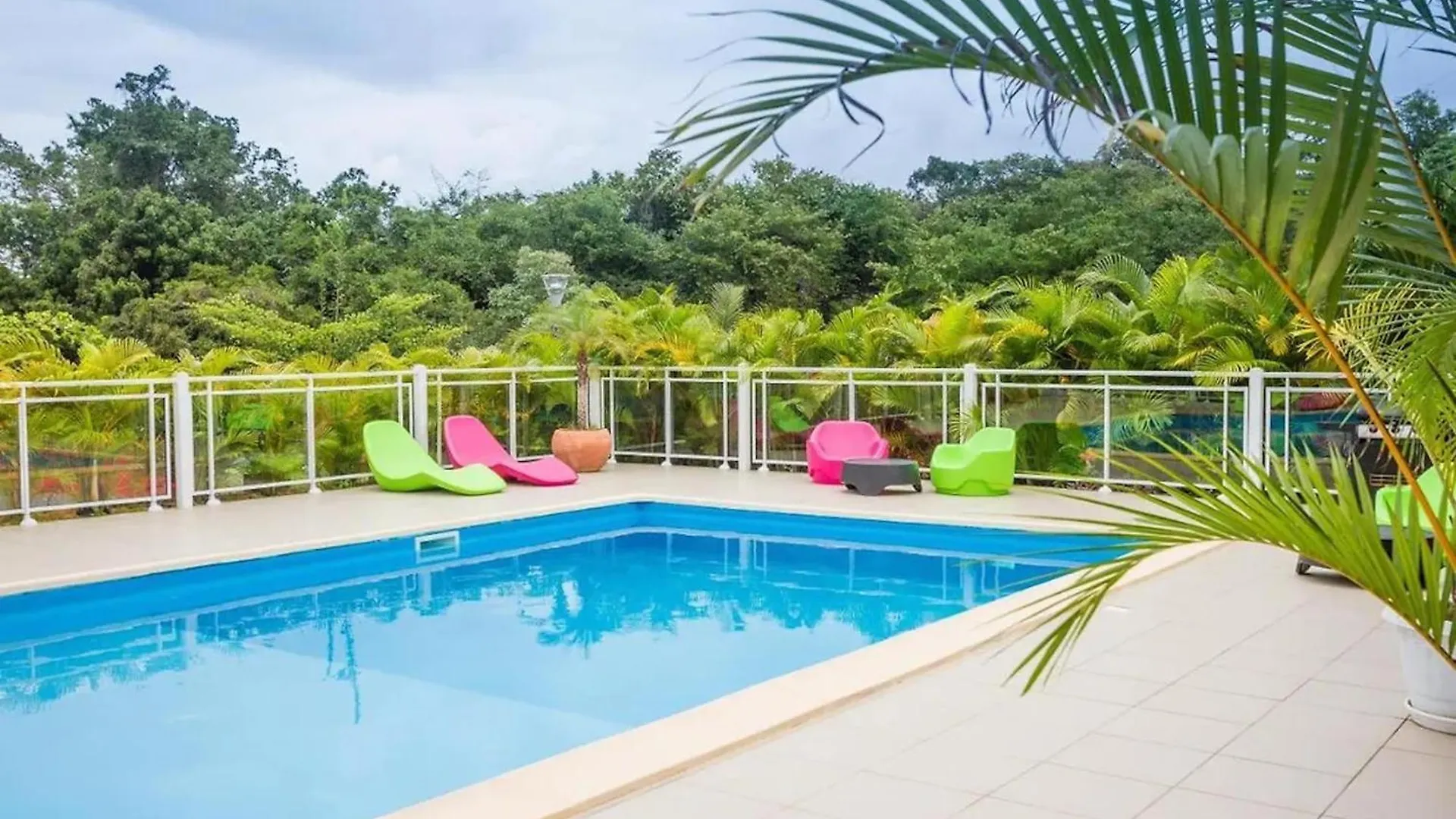 Holiday home Maison Lumineuse Avec Piscine Au Moule Le Moule